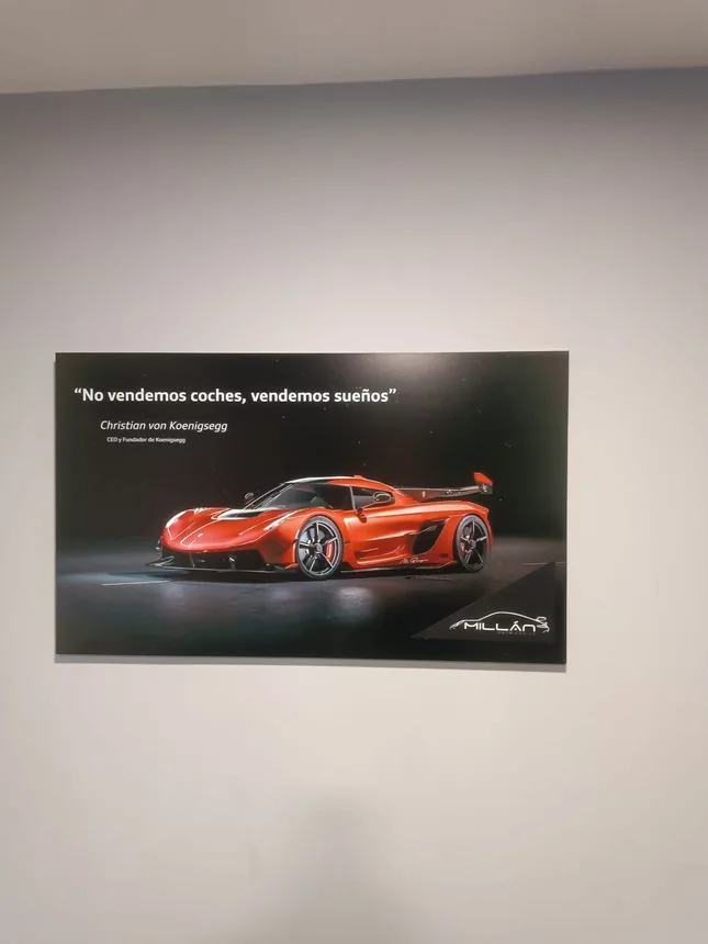Cartel enmarcado de campaña para concesionario de automoción.