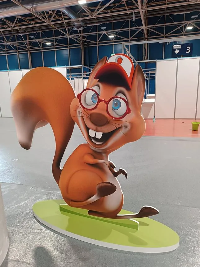 Figura troquelada de gran formato para punto de venta.
