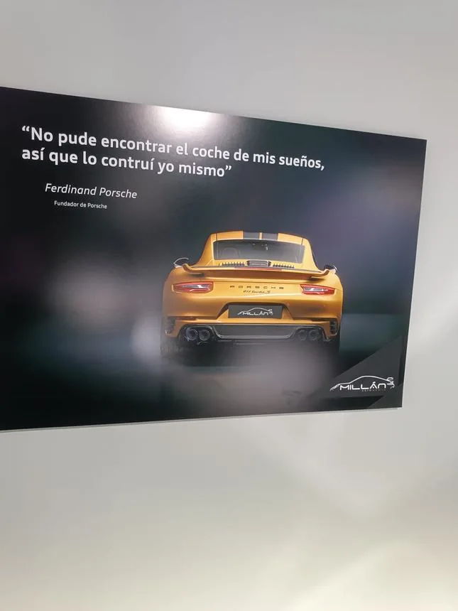 Folleto publicitario de campaña para concesionario de automoción.