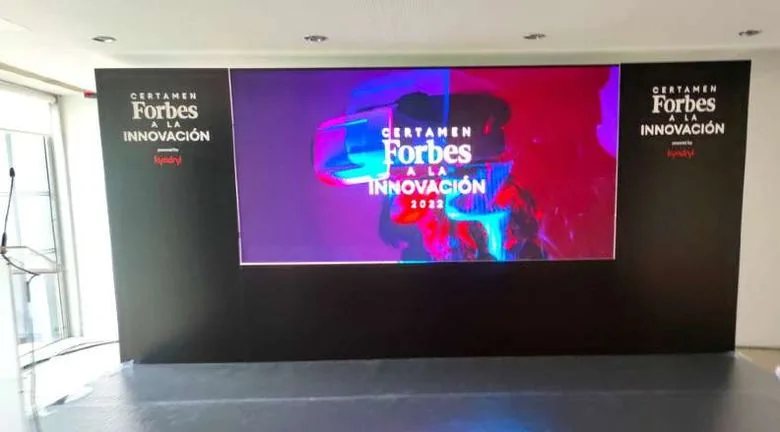 Pantalla LED de gran formato instalada por Digital Gold para el Certamen Forbes a la Innovación