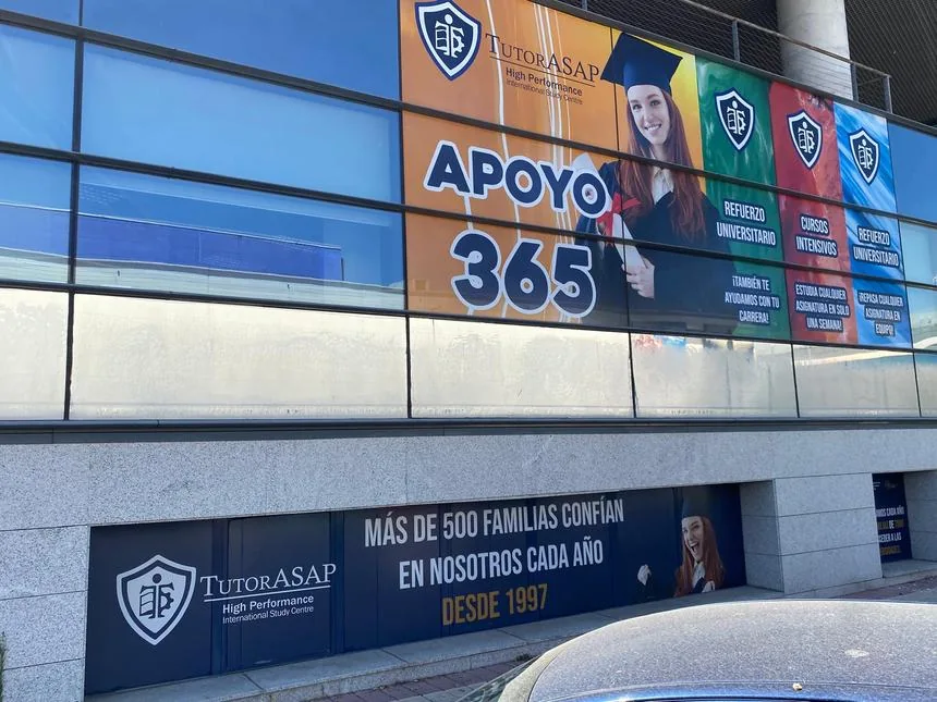 Lona de gran formato en fachada de edificio.