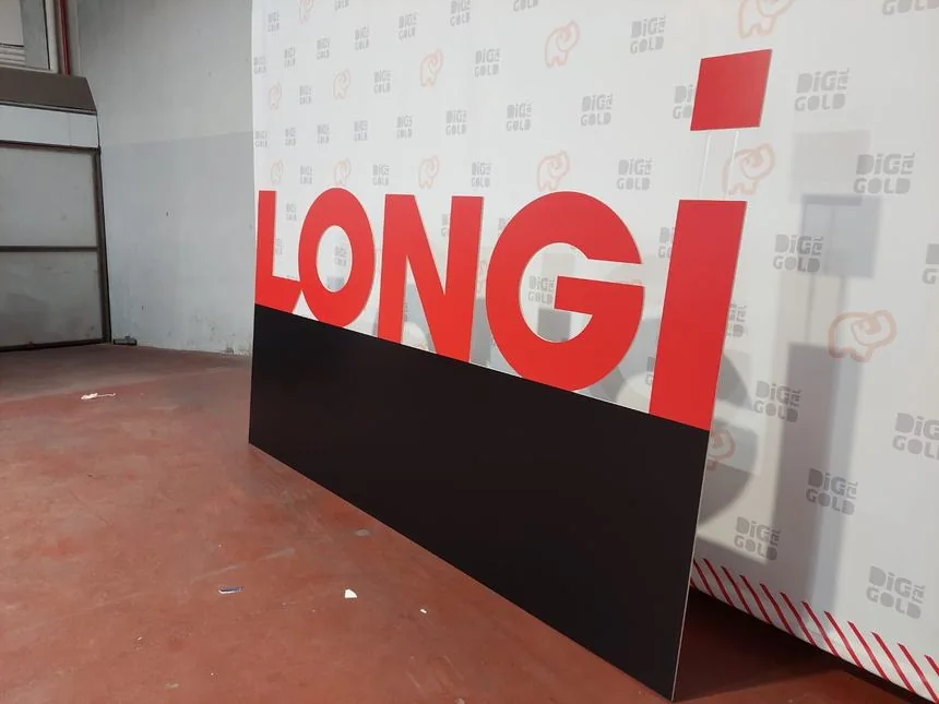 Tótem publicitario exterior para Longi.