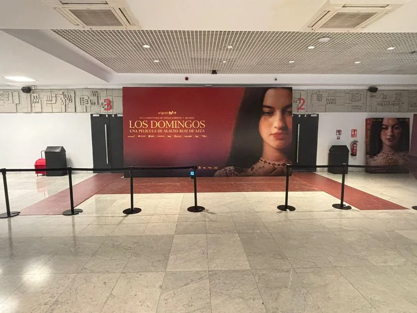 Paneles retroiluminados de gran formato en centro comercial.