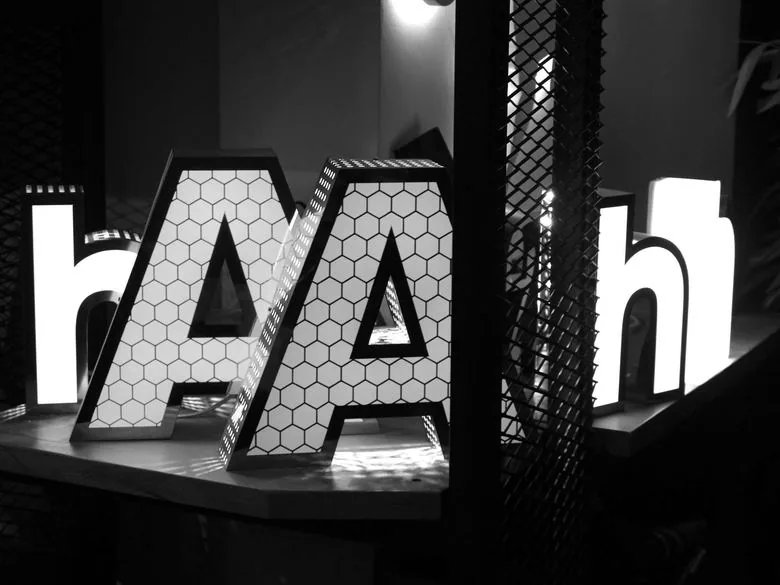 Letras corpóreas iluminadas RAAH fabricadas por Digital Gold