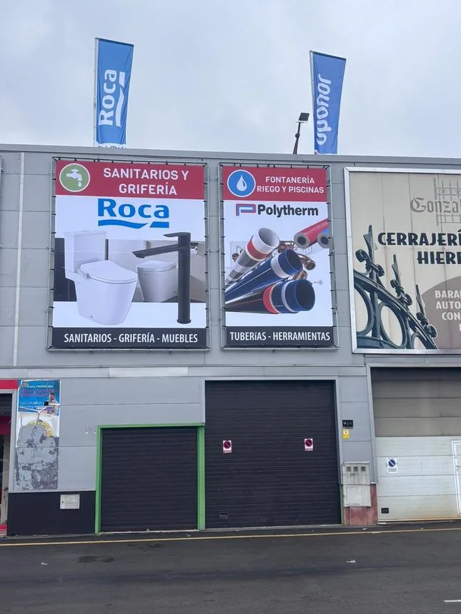 Lonas publicitarias de fachada para Roca y Polyhome.