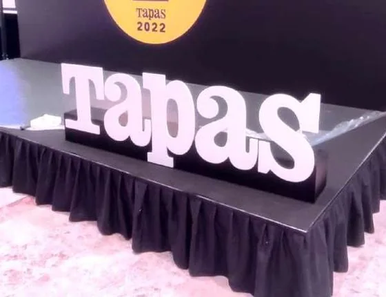 Corpóreo iluminado Tapas 2022 para evento