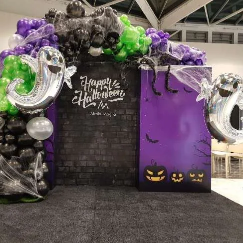 Ambientación de Halloween con arco de globos en Alcalá Magna, producida por Digital Gold