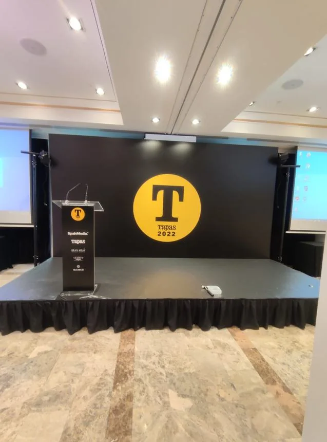 Atril de marca iluminado para evento corporativo.