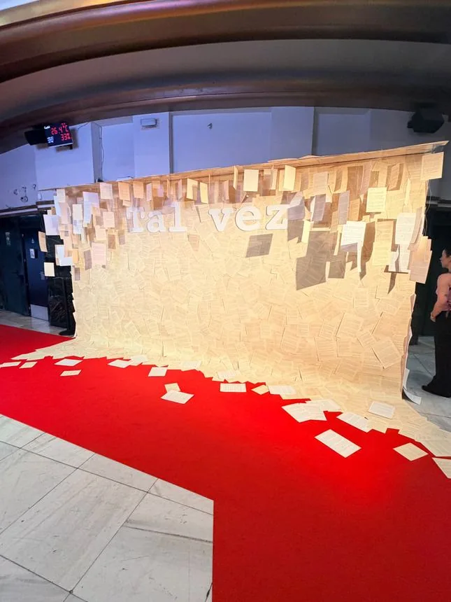 Backdrop de evento en montaje, previo a la apertura de puertas.