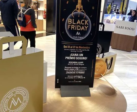 Expositores de campaña Black Friday en centro comercial