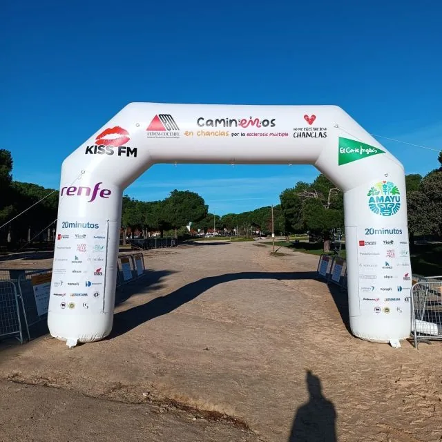 Arco hinchable y soportes de carrera para Caminemos en chanclas, producidos por Digital Gold