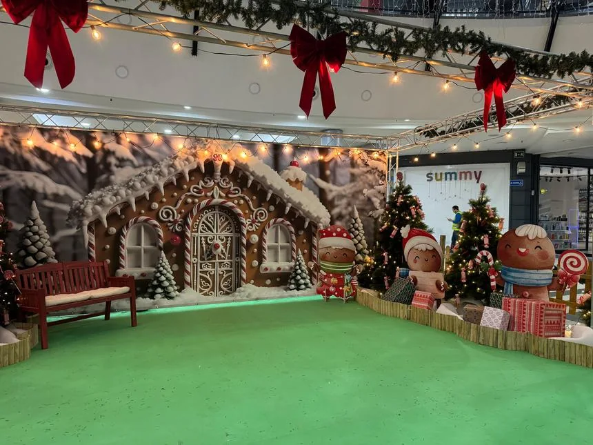 Decoración navideña a medida para centro comercial.