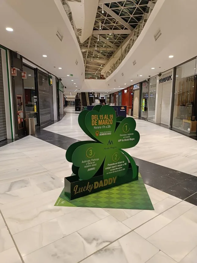 Figura corpórea decorativa para campaña de centro comercial.