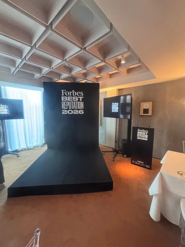 Atril y escenografía de marca para un evento de Forbes.