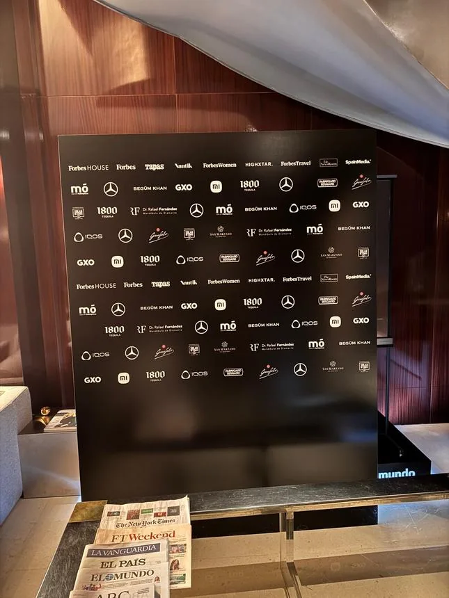 Backdrop y montaje de mesa para un evento de Forbes.