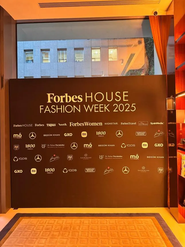 Photocall y suelo técnico de entrada para Forbes House Fashion Week.