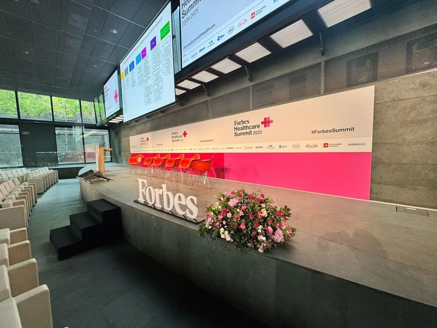 Mostrador de recepción de marca para un evento de Forbes.