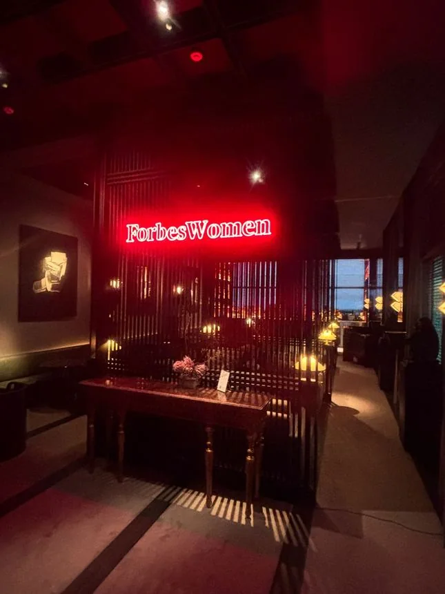 Ambientación de lounge con neón para un evento de ForbesWomen.