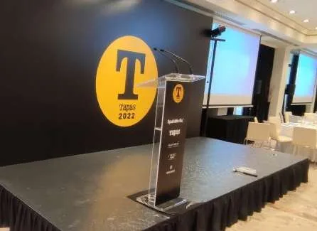Atril y soportes de evento corporativo producidos por Digital Gold