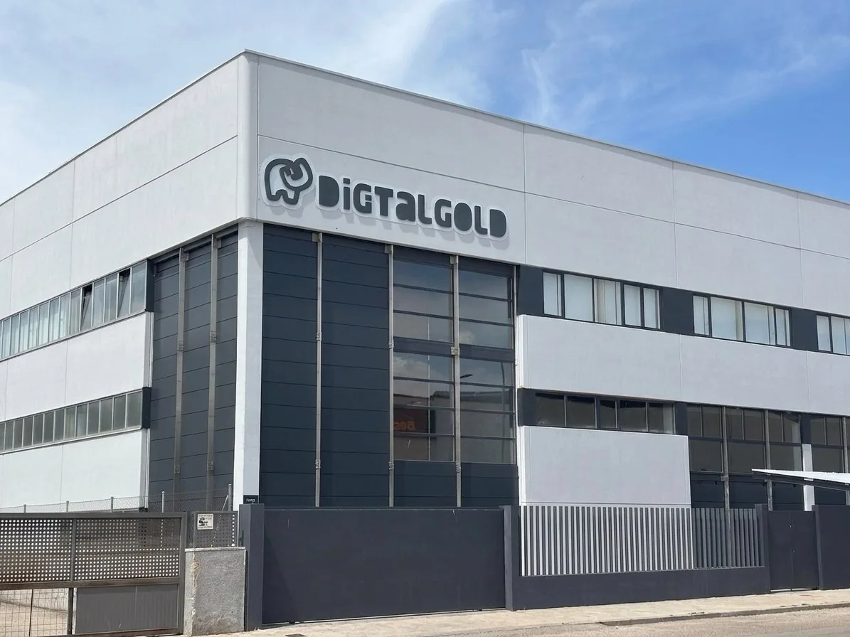 Fachada de la nave de Digital Gold en Calle del Hervidero 9, San Agustín del Guadalix (Madrid), con el isotipo del elefante