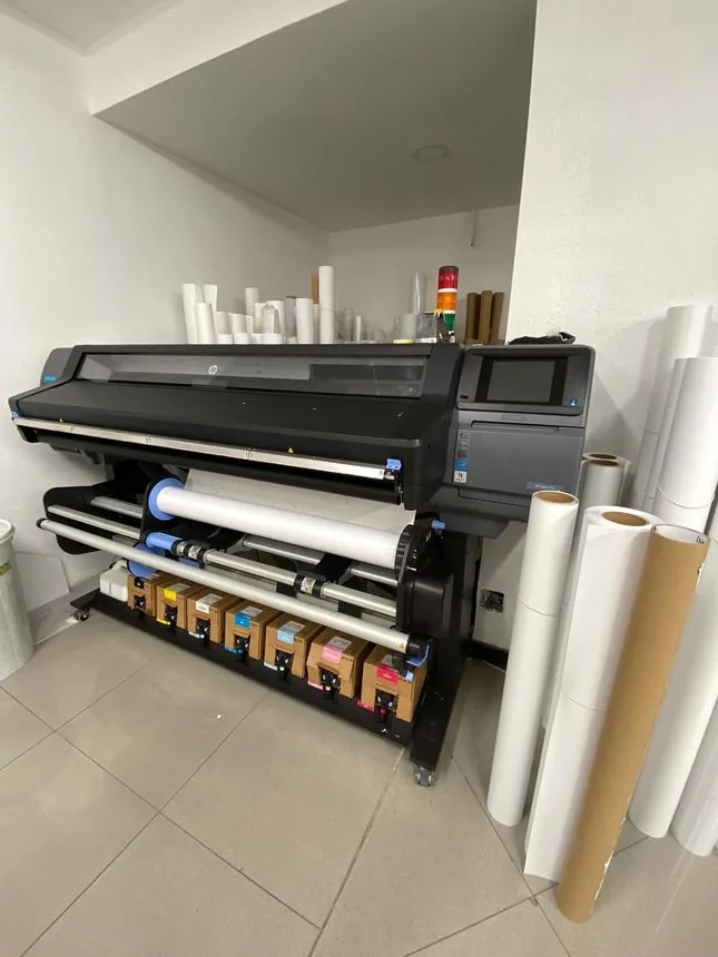 Impresora de gran formato de Digital Gold con bobinas de vinilo y cartuchos de tinta