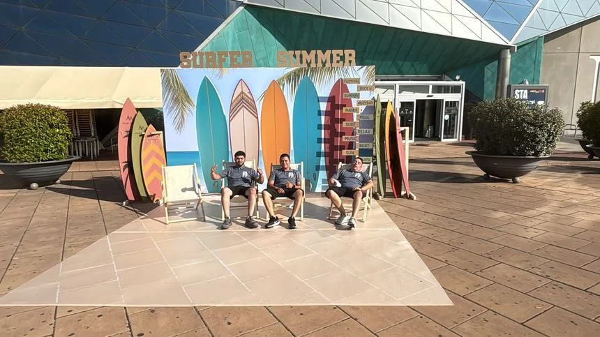 Mural exterior de gran formato para tienda de surf.