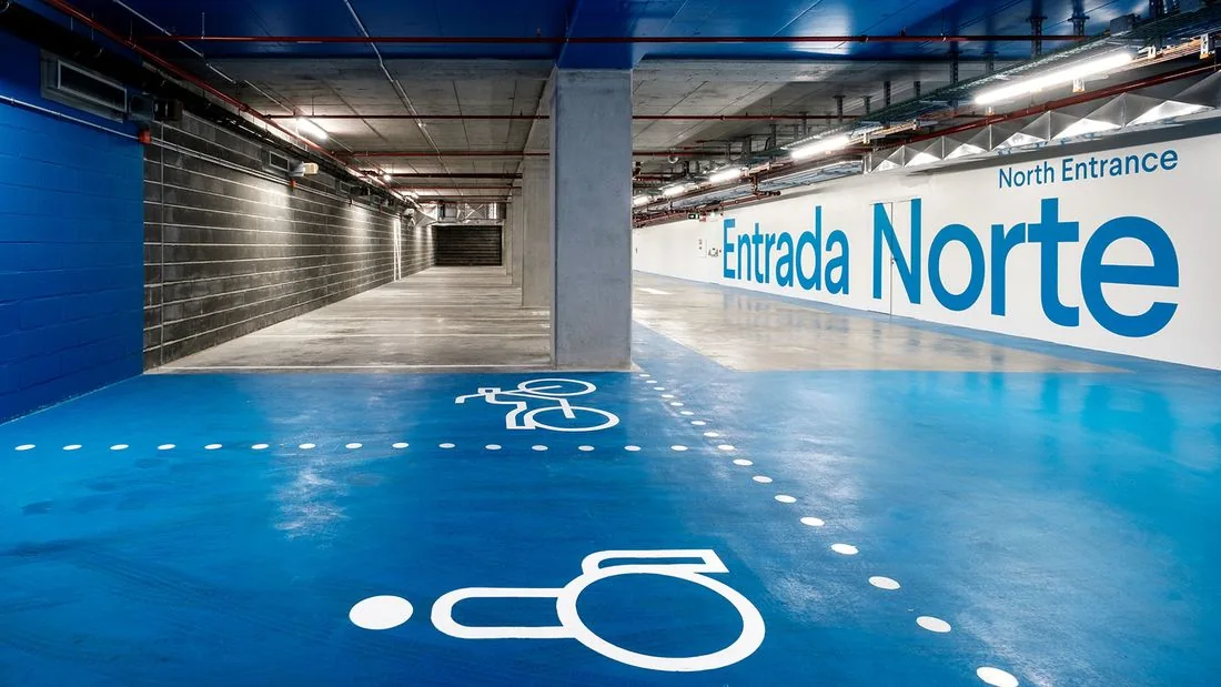 Señalización de suelo y pared en vinilo para un parking, con pictogramas de accesibilidad, realizada por Digital Gold