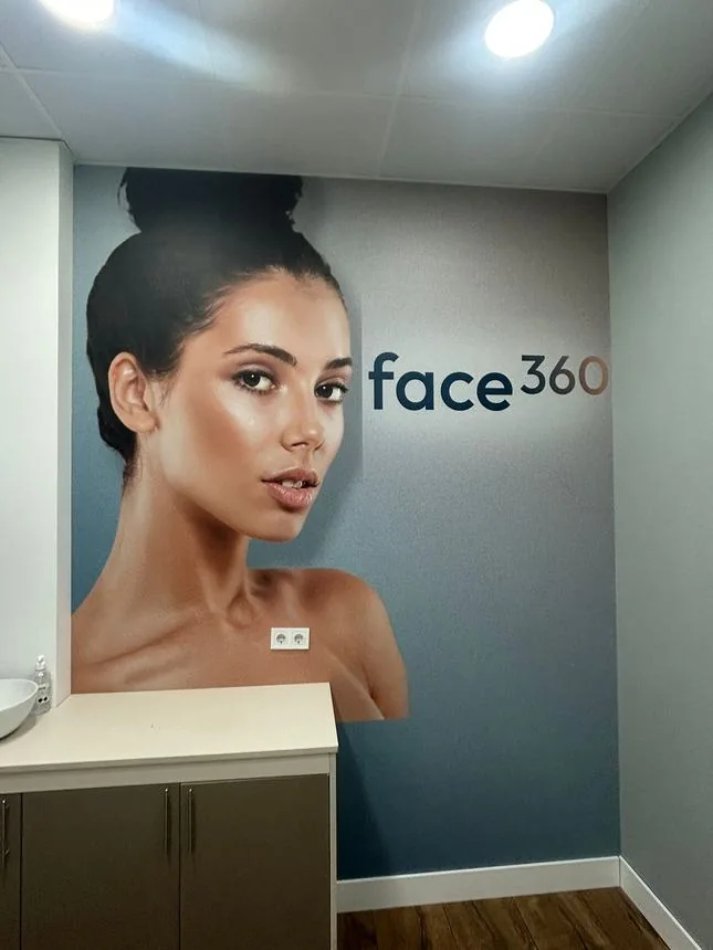 Vinilo fotográfico de gran formato en pared para la clínica Face360, un proyecto de Digital Gold