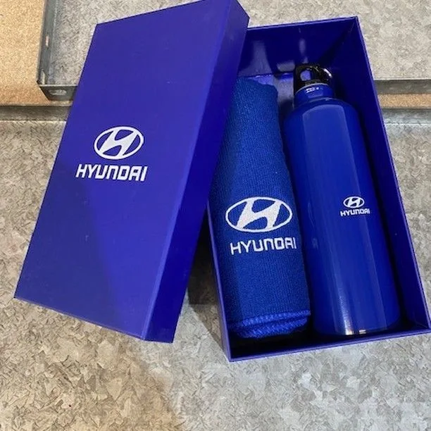 Kit de regalo corporativo Hyundai con botella y estuche personalizados por Digital Gold