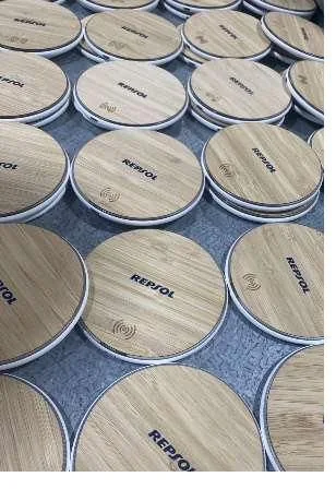 Cargador inalámbrico de madera personalizado para Repsol, producido por Digital Gold