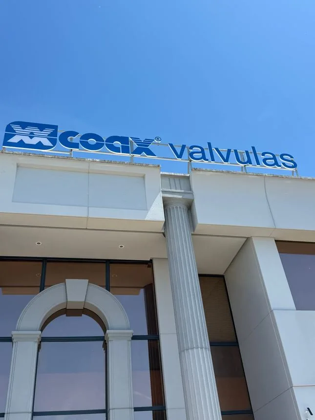 Rotulación corpórea de fachada para Coax Válvulas.