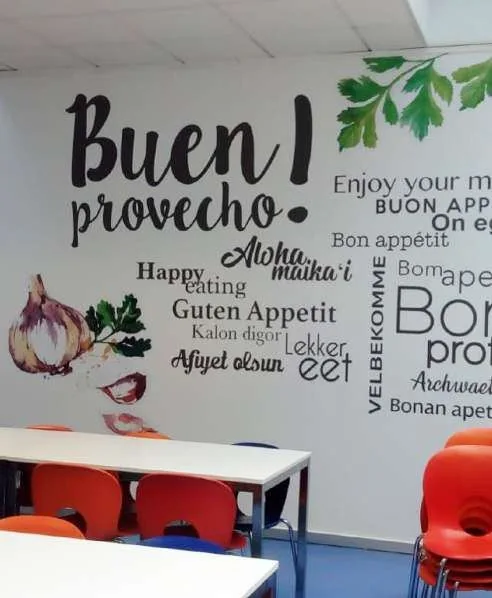 Vinilo mural corporativo instalado en comedor de empresa por Digital Gold