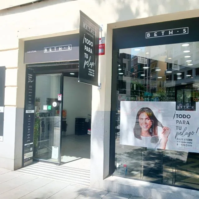 Rotulación de escaparate de comercio retail por Digital Gold