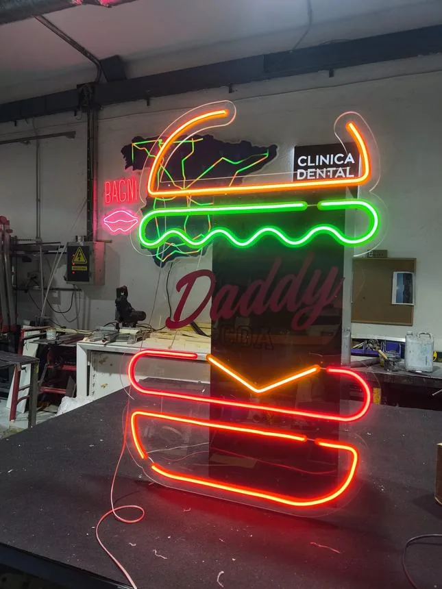 Rótulo de neón a medida con iconografía personalizada para Daddy.
