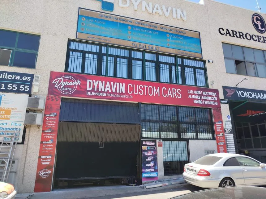 Rotulación de fachada para el taller Dynavin Custom Cars.