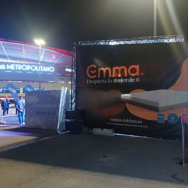 Lona de gran formato de la marca Emma instalada en el estadio Metropolitano por Digital Gold