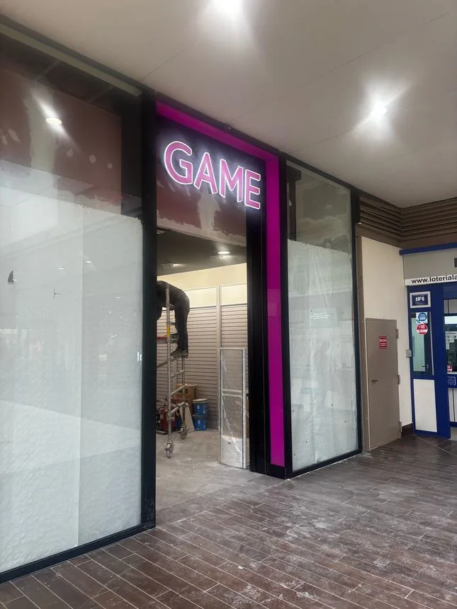Rotulación de fachada e iluminación para la tienda Game.