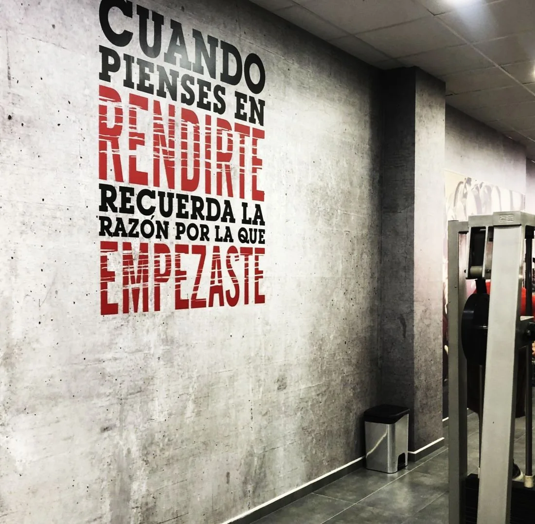 Vinilo motivacional de gran formato en gimnasio, instalado por Digital Gold