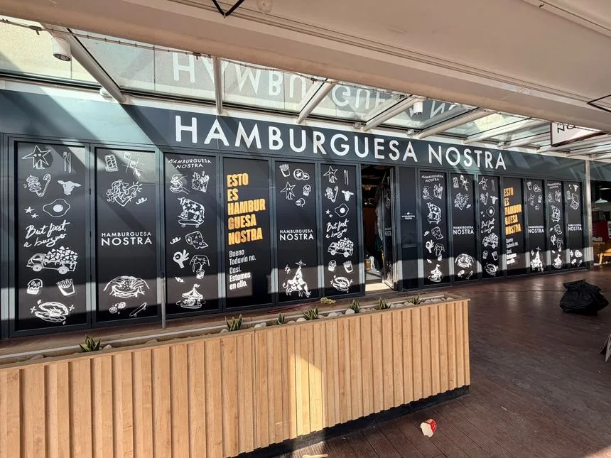 Rotulación de mostrador y ambientación de local para Hamburguesa Nostra.