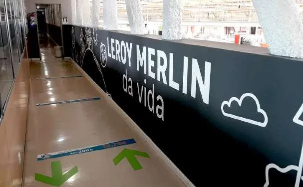 Gráfica de campaña y vinilo de suelo instalados en tienda Leroy Merlin por Digital Gold