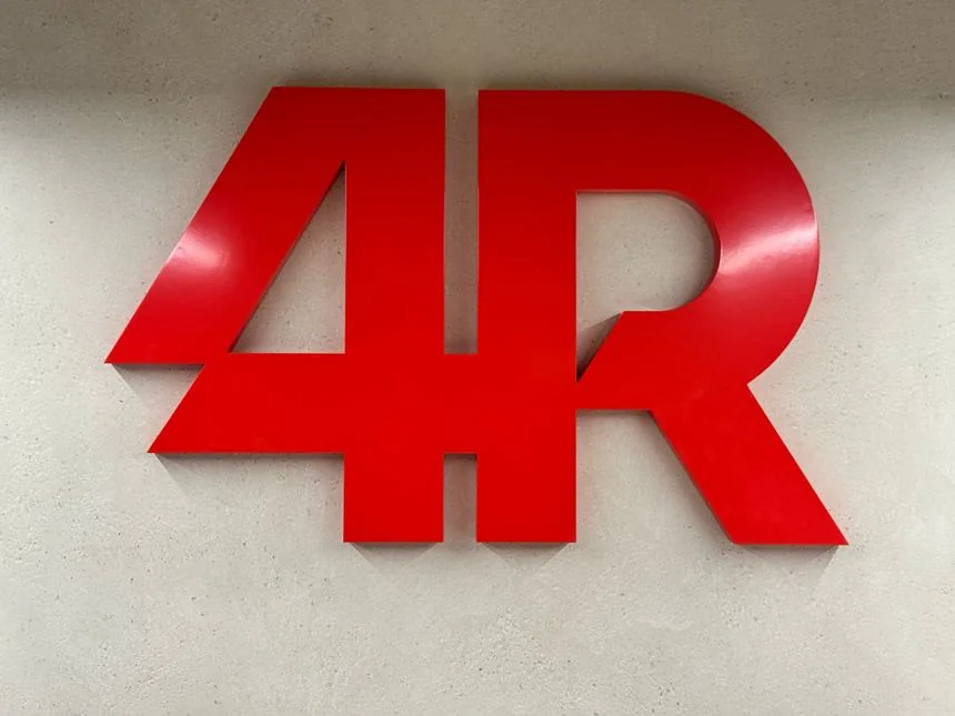 Letras corpóreas de logotipo «4R» para oficina corporativa.