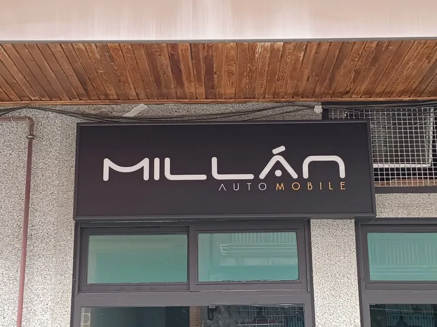 Rótulo de fachada en madera para Millán Automobile.