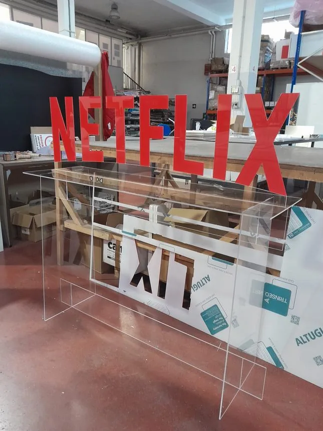 Rótulo corpóreo interior en metacrilato para las oficinas de Netflix.