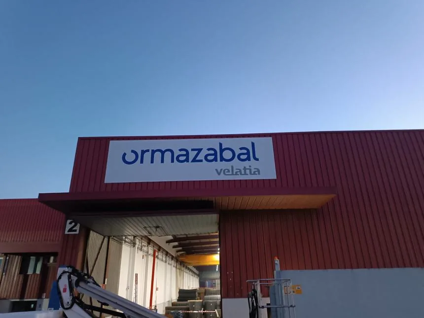 Rotulación de fachada industrial para Ormazábal Velatia.