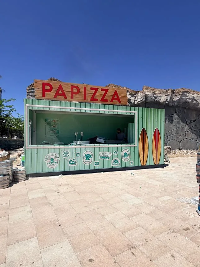 Letras corpóreas y rotulación integral para el food truck de Papizza.