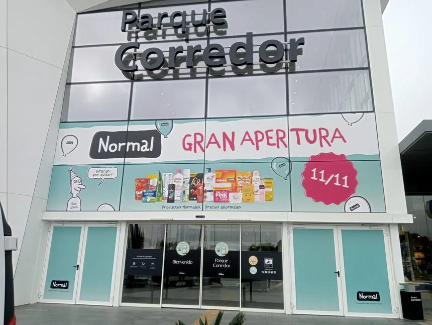 Vinilos de apertura y rotulación de fachada para Parque Corredor.