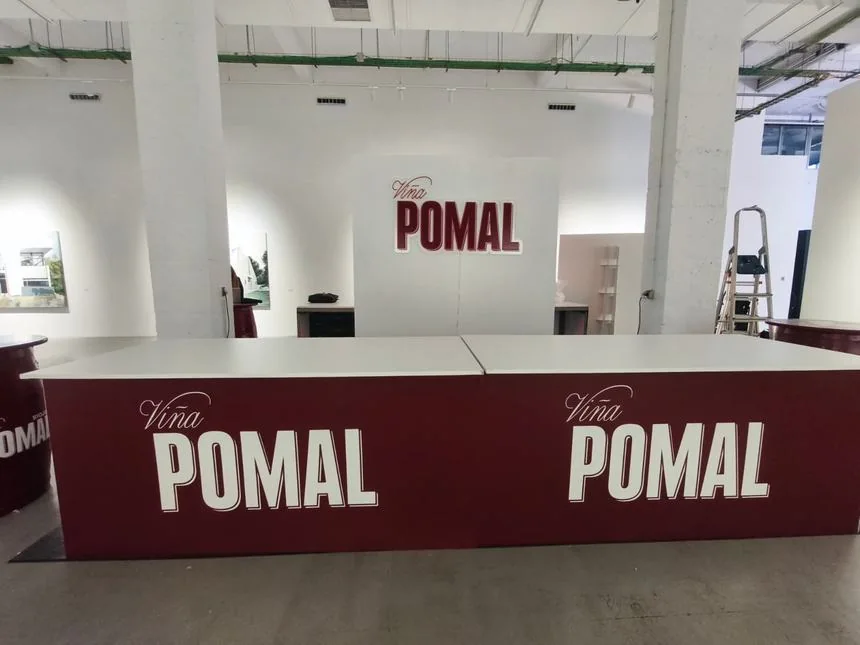 Rótulo luminoso y ambientación de stand para el vino Pomal.