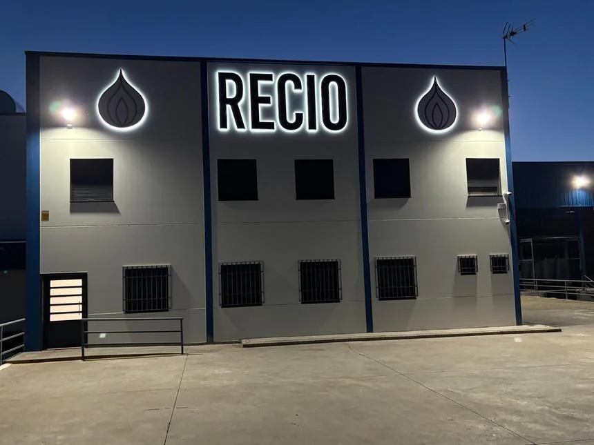 Rotulación de fachada para las instalaciones de Recio.