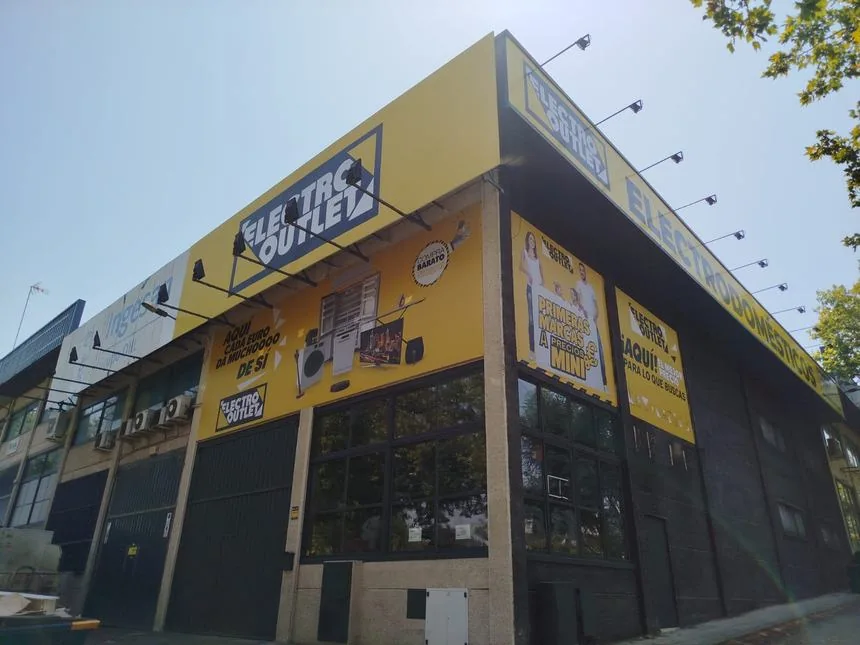 Rotulación de fachada en gran formato para tienda de colchones.
