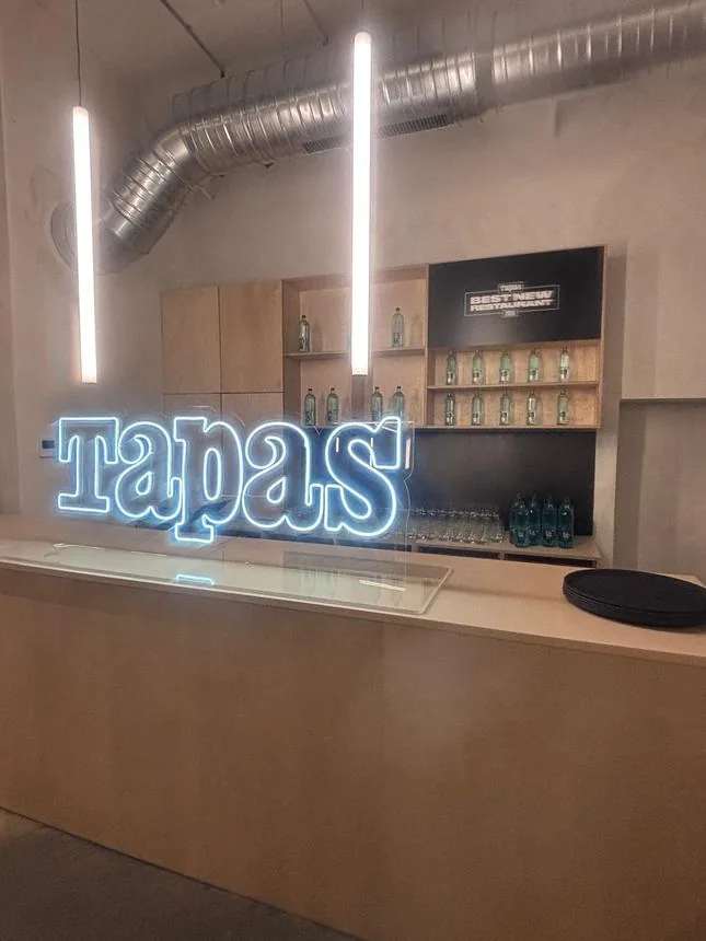 Rótulo luminoso interior «Tapas» para restauración.